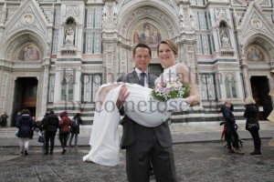 Heiraten in der Toskana: Brautpaar vor dem Dom in Florenz